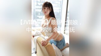 KTV厕所偷拍喝醉的美女趴在马桶上吐来个捡尸的屌丝男把她内裤脱了想上她