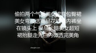 吹箫姐妹花，颜值不错的骚妹子成了小哥重点关注对象，露脸抠逼粉嫩特写展示，让小哥后入大屁股爆草射了一臀