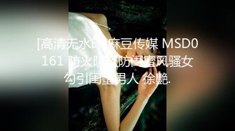 邻家极品小女人白丝情趣诱惑全程露脸跟狼友撩骚互动，颜值很高微胖极品，道具抽插骚穴，后入爆菊花精彩刺激