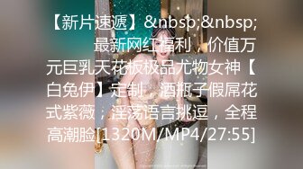 大神潜入商场女厕偷拍爱玩手机的美女 正好我来研究一下你的小BB