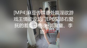 电影院女厕蹲守模样清纯眼镜小美女❤️红嫩的桃核型微毛穴还没撬开