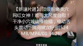 高价自购-褕拍周末逛MINISO的两个眼镜学生娘,可爱小碎花连衣裙下性感小内内