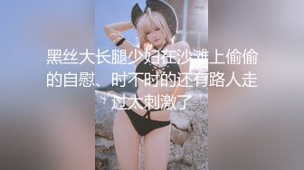 超市入口當著男友的面冒死掀起極品眼鏡美女的裙子拍性感粉內內