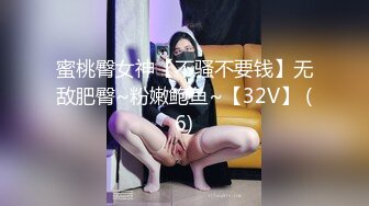 超高颜值的美女车后座吃鸡