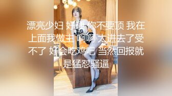 潜入服装城偷拍两个美少妇