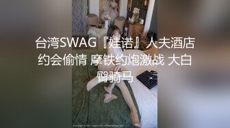 亚洲女孩与她的毛茸茸的猫擦公鸡，让他暨在内裤