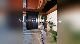 【极品淫乱人妻】白皙人妻与众猛男群P乱交轰趴 绿帽老公在一旁拍摄 众屌轮着操黑丝小嫩逼 画面感震撼