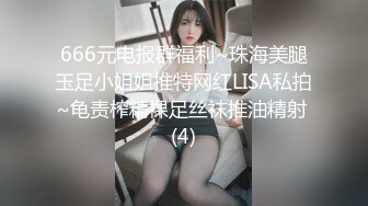 最近很火的家庭摄像头，美艳少妇洗完澡当着儿子的面赤裸 抹身体乳穿内衣内裤 美丽的酮体太诱人了！