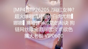 《极品CP魔手外购》火爆商场女厕固定4K镜头拍脸移动镜头拍私处，各路年轻美女美少妇方便，有美女也有极品B[ (4)