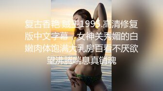 OF大眼萌妹「Yui Peachpie」穿着黑色网袜给金主爸爸足交 抬起屁股却被采了紧致的菊花 最后中出在屁眼里