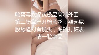 网吧前台小妹妹，经常来上网老注意她了，没胆子扣她只好拍拍她上厕所之类的！