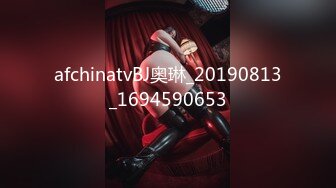 白丝高跟小女人淫声荡语互动撩骚，揉着骚奶子自慰逼逼给狼友喊爸爸，淫水超级多