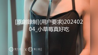 年轻男女再行动精彩的5P大秀，俊男靓女激情啪啪，小骚妹一起舔两个鸡巴，床上爆草抽插各种玩弄，道具手抠