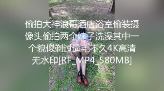 跟随抄底漂亮美女 两闺蜜购物一起被抄了 大白屁屁很性感