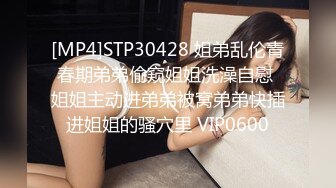 高颜值眼镜娘和男友在主题房内进行充满粉红泡泡的啪啪