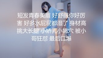 监控偷拍学生情侣在娃娃机上抓娃娃,抓完娃娃后原地忙着造娃娃