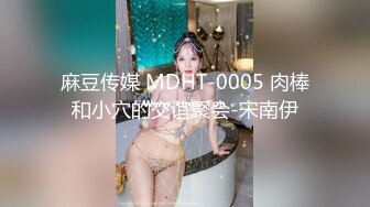 美女少妇在家准备洗澡孩子醒了扭着屁股逗孩子很真实的一幕