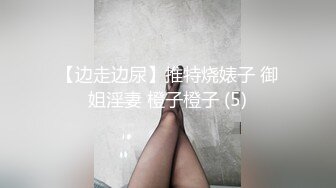 澡堂子偷拍长得很有灵气的小美女非常机灵的看着周围