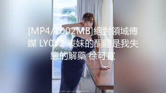 某体校运动系妹子和两个社会青年小树林3P野战-不戴套内射