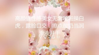 深夜去嫂子房间勾搭迷人的嫂子，又大又软的骚奶子好诱人，抠她骚穴好多淫水诱惑十足，主动拿着鸡巴插入刺激