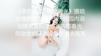 [MP4/ 636M] 已婚骚人妻家里没人陪狼友发骚，农村大院屋里骚完院里骚，听狼友指挥互动撩骚揉奶玩逼看特写