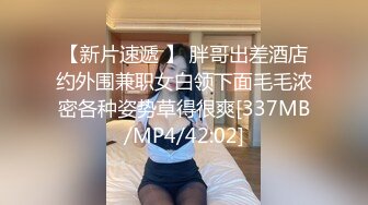 黑丝情趣装熟女嘴唇超级性感被架起来舔逼 一顿狂操后内射进骚逼里