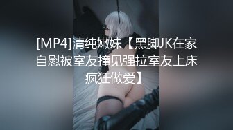 美女在厕所用自慰棒自慰