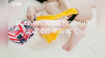 三个喜欢玩重口味的妖艳少妇用超长超粗假阳具猛插阴道不够劲插肛大肠都干出来了