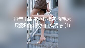 性福小哥一男三女，三个嫩妹妹服务，漂亮妹妹轮流舔，一起排队翘屁股，粉嫩小穴后入，娇喘呻吟