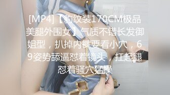 逼毛浓密性感的高颜值美女龙雪儿❤️超大尺度自拍❤️被摄影师脱肉丝拿自慰棒一边搞一边草