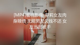 老婆玩手机，我玩她的豪乳