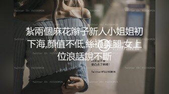 粉色超短吊带裙美女 拍照打卡在男友的镜头前变换姿势拍照却没有发现自己脚下也有一个镜头对准了自己的裙底风光