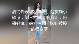 一男一女厕所偷拍合作，女的在门口把风