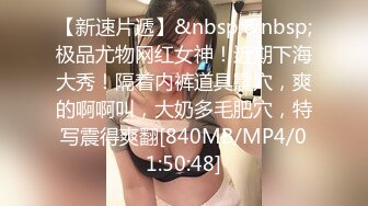 红发黑妞一脸享受的吃着弯曲的大鸡鸡