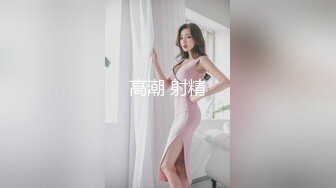 金发女抓着自己男友鸡鸡玩深喉