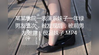 偷拍达人潜入商场隔板女厕手机不停移动偷拍美女如厕