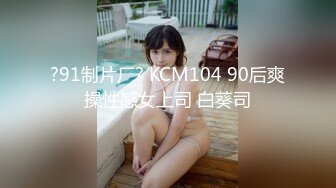 高中生情侣阳台偷吃禁果,戴眼镜的女孩果然非一般骚，光天化日之下玩刺激的！