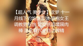 白色毛衣女神掀开小裙子后