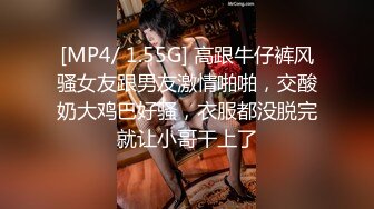 开裆肉丝丰满少妇被炮友抱着扣逼再啪啪，口硬后入从下往上视角猛操，边插边出水非常诱人