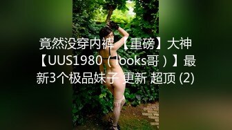 美女上司用命令的语气让下属舔美腿揉捏奶子，看着那诱人黑丝制服肉体欢快吸允操