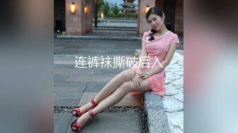 风情万种的熟女妈妈被儿子扶着肉臀挺着大鸡巴后入，艹得妈妈嗷嗷叫，不枉母亲带你来这个世界，真实刺激！