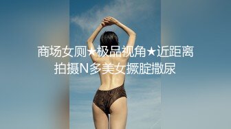 合租房冒死在门帘上小洞偷窥对门的美女洗澡