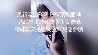 浴场人声鼎沸，挑战不同场合啪啪【Avove】人来人往间，淫荡小情侣到洗手间来一炮，无套后入极品翘臀，口暴太刺激紧张