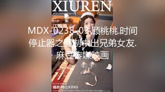 《魔手外购极品厕拍》商业城女厕全景偸拍多位少女少妇熟女方便，后位先拍脸再拍大白屁股，憋尿到极限的良家少妇动作逗死人 (7)