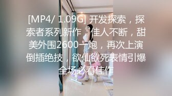 [MP4/ 984M] 人妻榨汁机跟两个年轻小哥激情3P给狼友看，淫乱的房间被两个小哥各种玩弄，揉奶玩逼道具玩弄