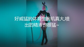 3冒死在洗澡间头顶卡上手机偷偷拍妈妈香艳洗澡！