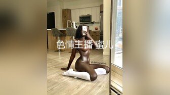 健身房厕所尿尿听到隔壁厕间有奇怪的声音意外偷拍到教练和女学员在里面嘿哟简直就是活春宫