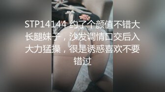 熟女穿着情趣黑丝自慰 手用着不过瘾拿了个大假鸡巴又舔又插