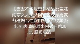 专找阿姨玩小伙特殊癖好钟爱熟女，被两小伙各种摸，转战到床上抬腿侧入，上位骑乘前后蠕动