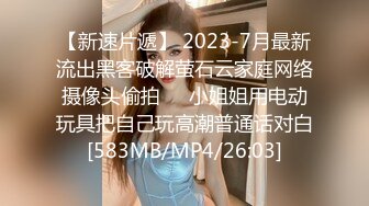 街头小店偷拍 西服长发美女 杂乱的穴毛上挂满了尿珠 逼缝微微分开 里面还挺粉